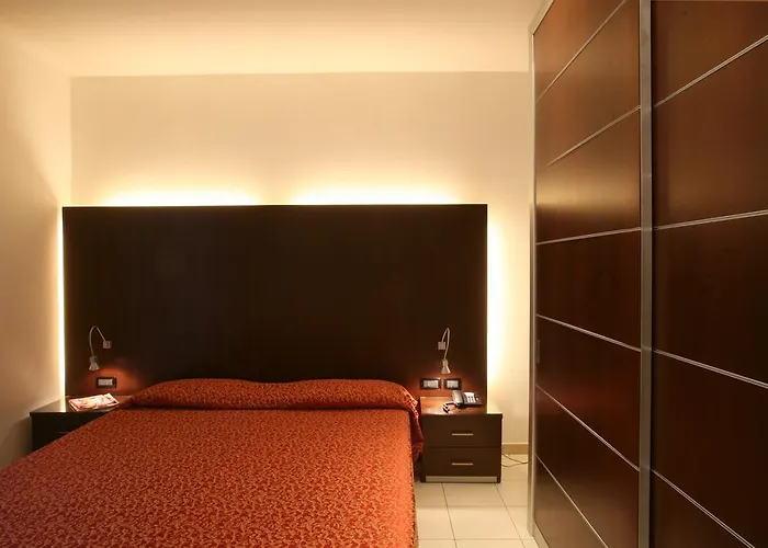 מלון דירות Domus 4*