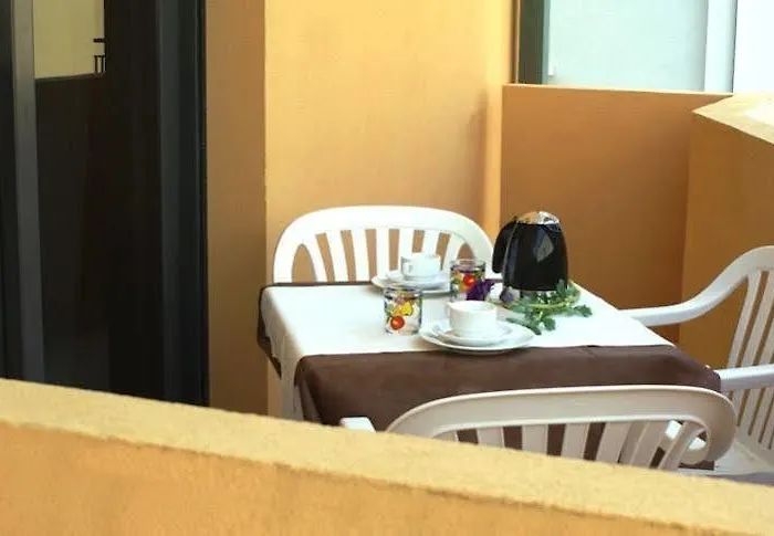 מלון דירות Domus 4*