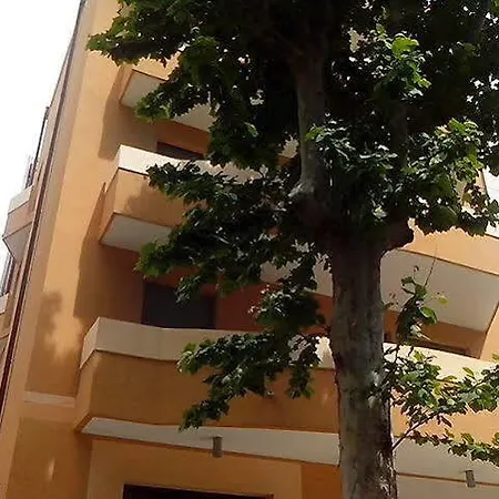 Domus Apartahotel 4*